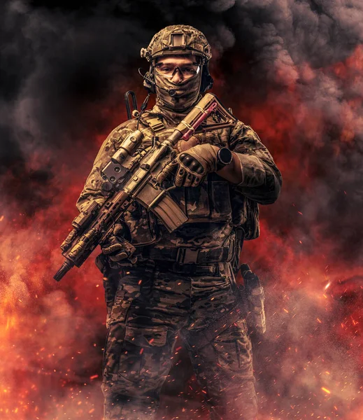 Soldado valiente con rifle contra explosiones de fuego y humo — Foto de Stock