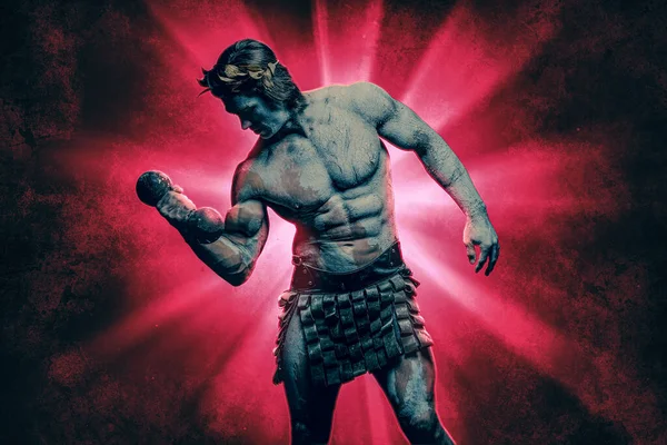 Obra de arte do homem muscular grego levantando halteres contra flash vermelho — Fotografia de Stock
