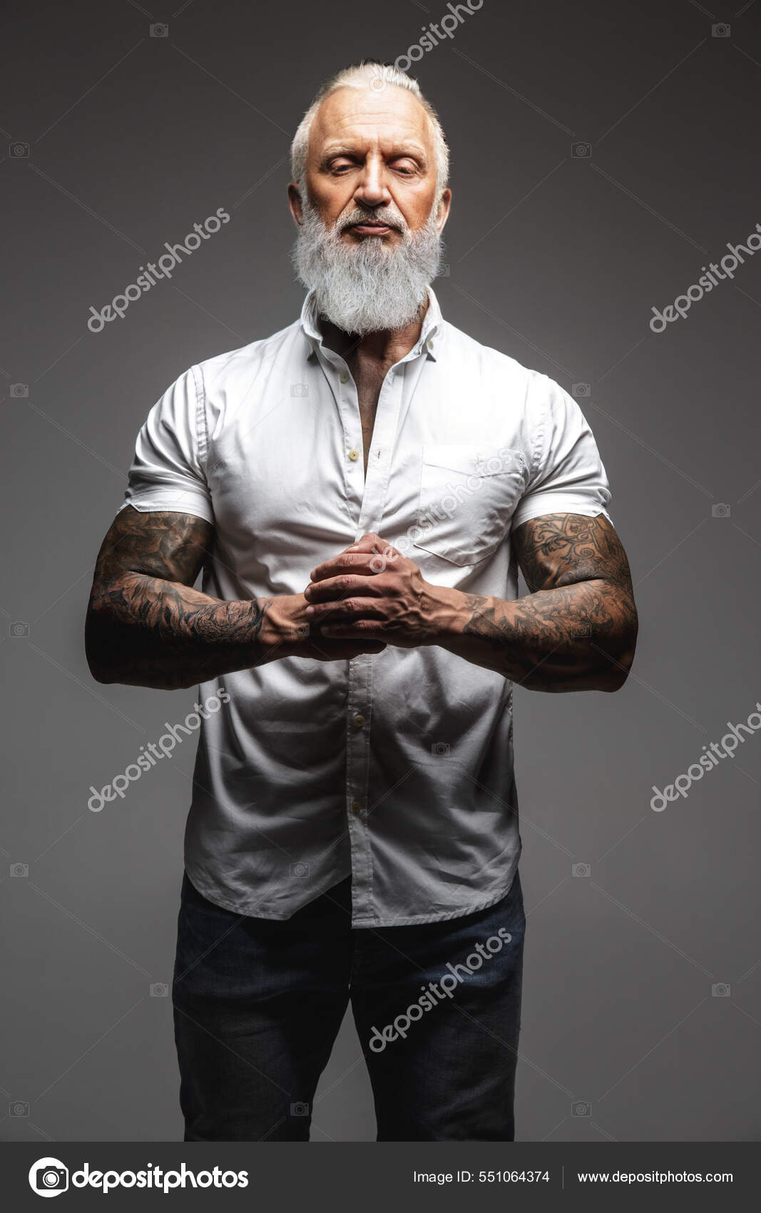 회색 배경에 몸에 문신을 새긴 노인 — 스톡 사진 © fxquadro #551064374, image size:1067x1700