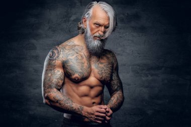Fitnes büyükbaba vücut geliştirici, uzun sakallı ve çıplak gövdeli.