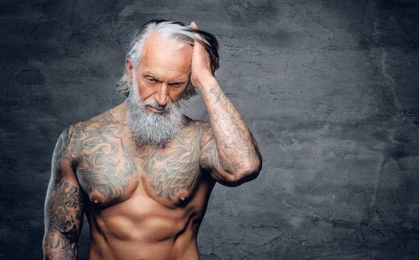 Bodybuilder âgé avec torse nu sur fond sombre — Photo