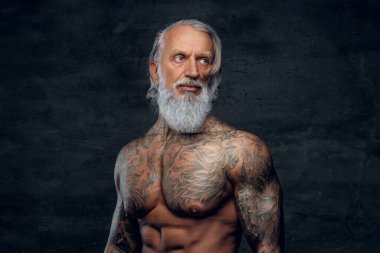 Fitnes büyükbaba vücut geliştirici, uzun sakallı ve çıplak gövdeli.