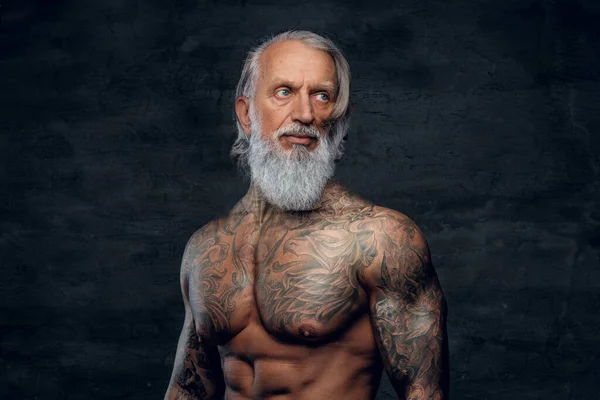 Fitnes dziadek kulturysta z długą brodą i gołym tułowiem — Zdjęcie stockowe