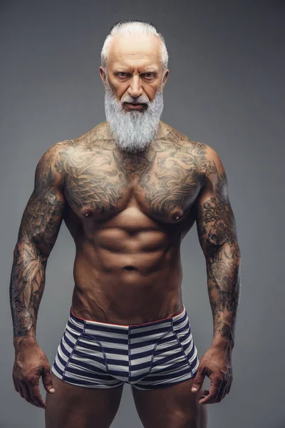 Grand-père nu avec corps tatoué musculaire isolé sur gris — Photo