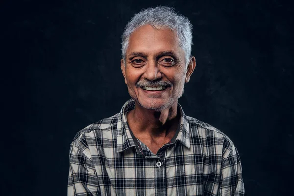 Anciano vestido con camisa a cuadros sobre fondo oscuro —  Fotos de Stock