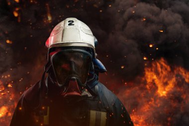 Ateşe karşı koruyucu giysili itfaiyecinin vesikalığı.