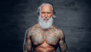 Fitnes büyükbaba vücut geliştirici, uzun sakallı ve çıplak gövdeli.