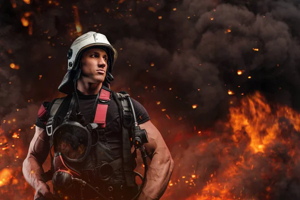 Coraggioso pompiere con cappello duro guardando lontano contro la fiamma — Foto Stock