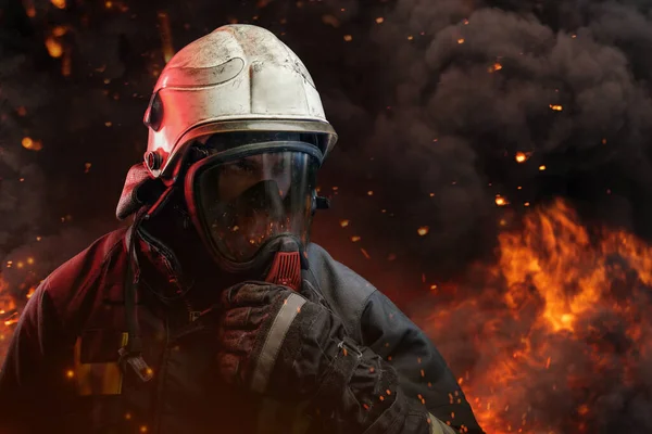 Tiro de cabeça de bombeiro vestido em vestuário de trabalho de proteção contra o fogo — Fotografia de Stock