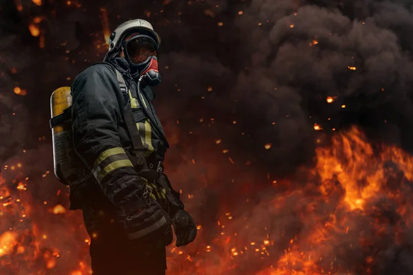 Bombeiro corajoso vestido com uniforme especial com máscara de gás — Fotografia de Stock