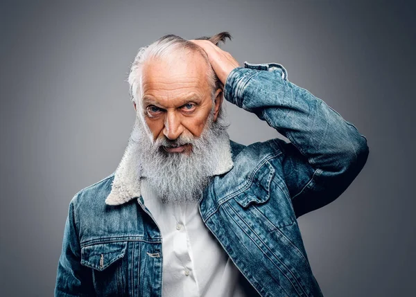 Vieil homme habillé en tenue décontractée moderne sur fond gris — Photo