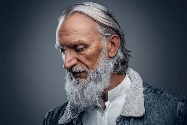 Headshot de vieil homme élégant vêtu d'une veste en denim — Photo