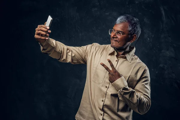 Homem idoso alegre tomando tiro usando seu celular — Fotografia de Stock