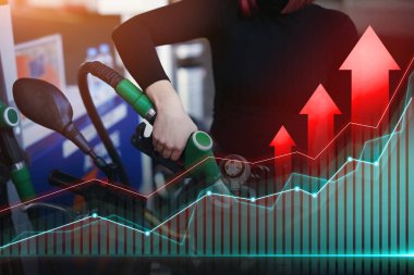 Fiyat artışı Benzin istasyonunda motosikletini dolduran kadın.