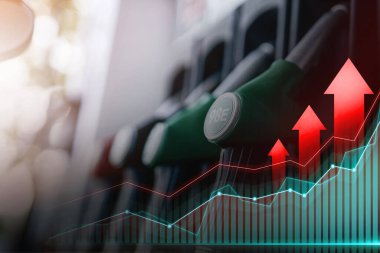 Fiyat artışı Modern benzin istasyonunda sıra sıra silah.