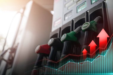 Yakıt endüstrisinde fiyat artışı. Benzin istasyonunda sıra sıra tabancalar.