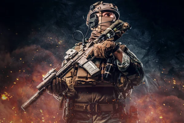 Soldado moderno vestido con uniforme especial que sostiene el rifle —  Fotos de Stock