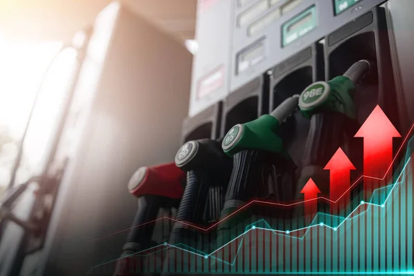 Stijging van de prijs in de brandstofindustrie. Rij pistolen in benzinestation — Stockfoto