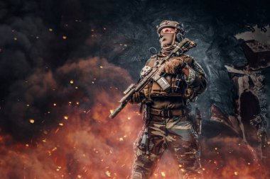 Özel üniformalı modern asker elinde tüfekle