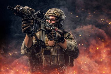 Özel kuvvetler askeri, patlayıcılara ve ateşe karşı tüfeği hedefliyor.