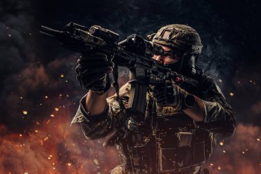 Özel kuvvetler askeri, patlayıcılara ve ateşe karşı tüfeği hedefliyor.