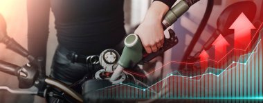 Fiyat artışı Benzin istasyonunda motosikletini dolduran kadın.