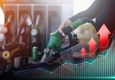 Fiyatlarda artış. Benzin istasyonunda motoruna yakıt dolduran kadın.