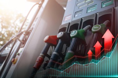 Yakıtın fiyatı arttı. Gündüz vakti modern benzin istasyonunun fotoğrafı.