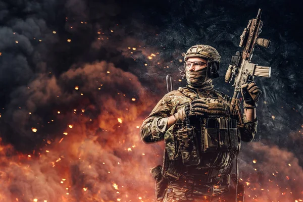 Soldato delle forze speciali con arma da fuoco sullo sfondo in fiamme — Foto Stock