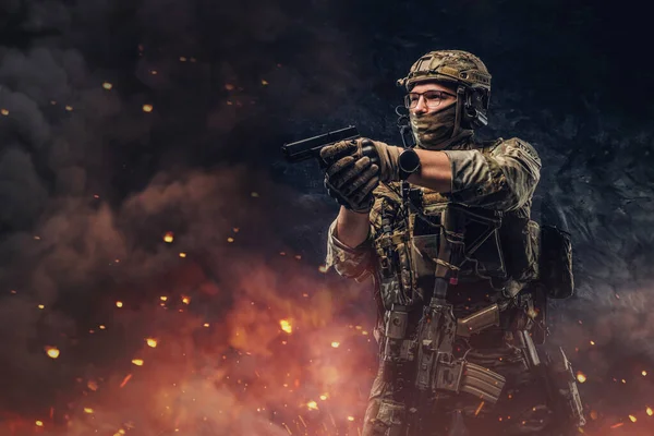 Στρατιώτης των ειδικών δυνάμεων σημαδεύει με πιστόλι τις εκρήξεις και τα πυρά — Φωτογραφία Αρχείου