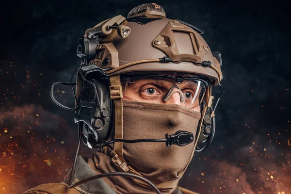 Headshot de soldado profissional vestido com uniforme protetor — Fotografia de Stock