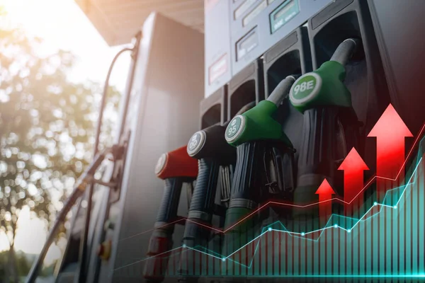 Збільшення цін на паливо. Постріл сучасної АЗС вдень — стокове фото