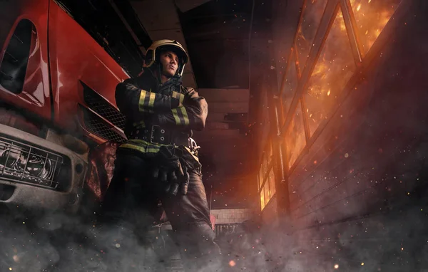 Magabiztos tűzoltó, védőöltözetben, keresztbe tett karral — Stock Fotó