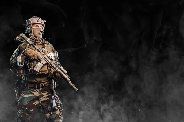 Soldato militare in possesso di fucile vestito con uniforme protettiva mimetica — Foto Stock