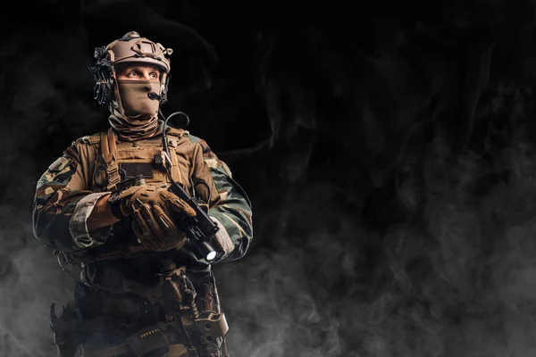 Soldato militare vestito in uniforme mimetica con casco — Foto Stock