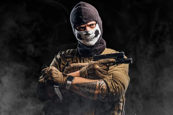 Bekämpande soldat med mask som håller pistol och kniv — Stockfoto