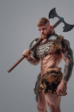 Güçlü vücutlu, iki eliyle balta tutan zorlu bir Viking.