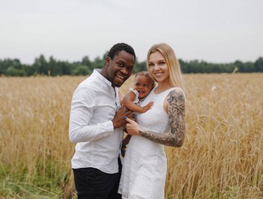 Sevgili çift kızlarıyla buğday tarlalarında