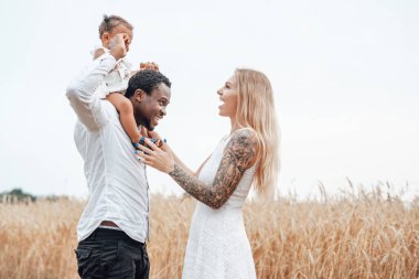 Sevgi dolu baba kızını omuzlarında taşıyor.