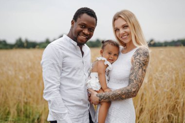 Sevgili çift kızlarıyla buğday tarlalarında