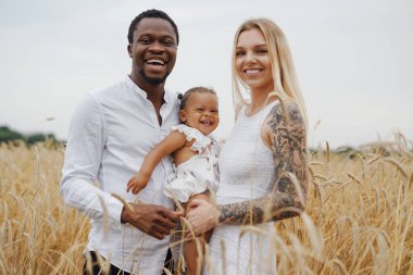 Karışık ırk ebeveynleri ve kızları tatilde birlikte.