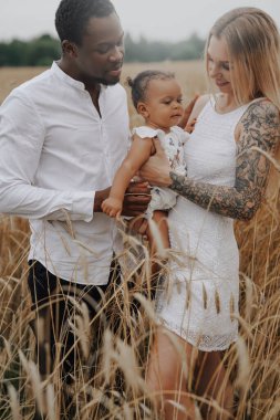 Buğday tarlasında melez bir ailenin güzel portresi.