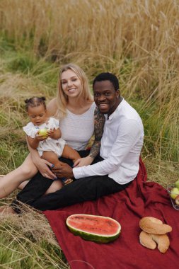 Neşeli çok ırklı aile hafta sonları dışarıda, gündüz vakti.