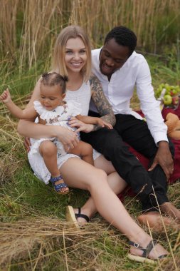 Baba, anne ve kızlarının çok ırklı mutlu aileleri.