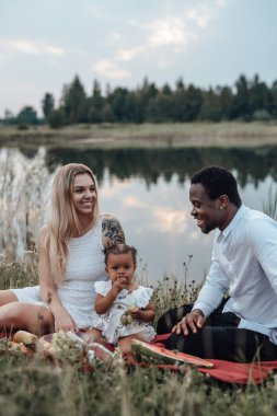 Karışık ırklardan oluşan neşeli bir aile ve çocukları.