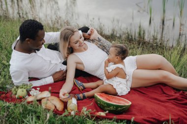 Tek çocuklu çok ırklı bir aile birlikte hafta sonunun tadını çıkarıyor.