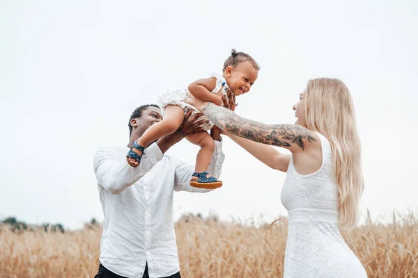 Lycklig mångkulturell familj far mor och dotter — Stockfoto