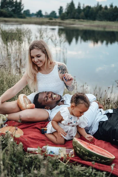 Multiracial par och deras dotter på semester i naturen — Stockfoto