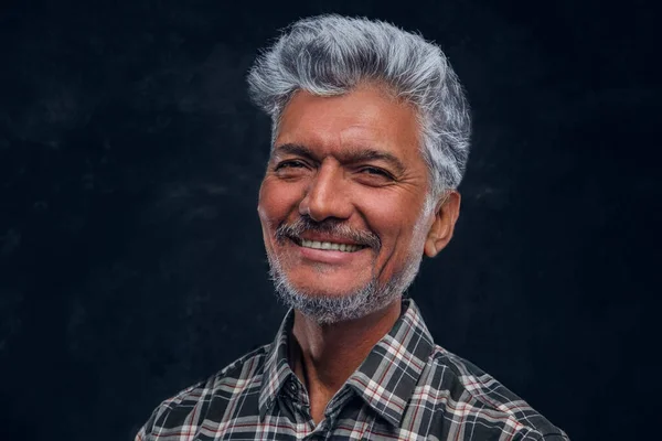 Portrét šťastného starého muže oblečeného v kostkované košili — Stock fotografie