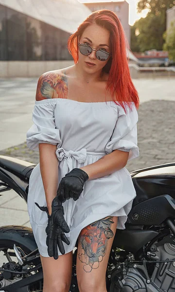 城市里穿着定制摩托车的时髦女摩托车手 — 图库照片